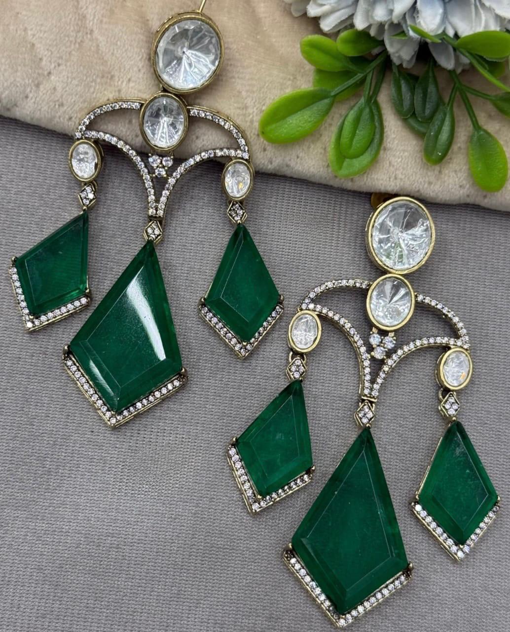 Long Earrings with Doublets In Mossanite in green for woman