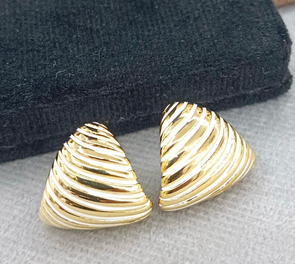 Triangle Small Studs in white for woman