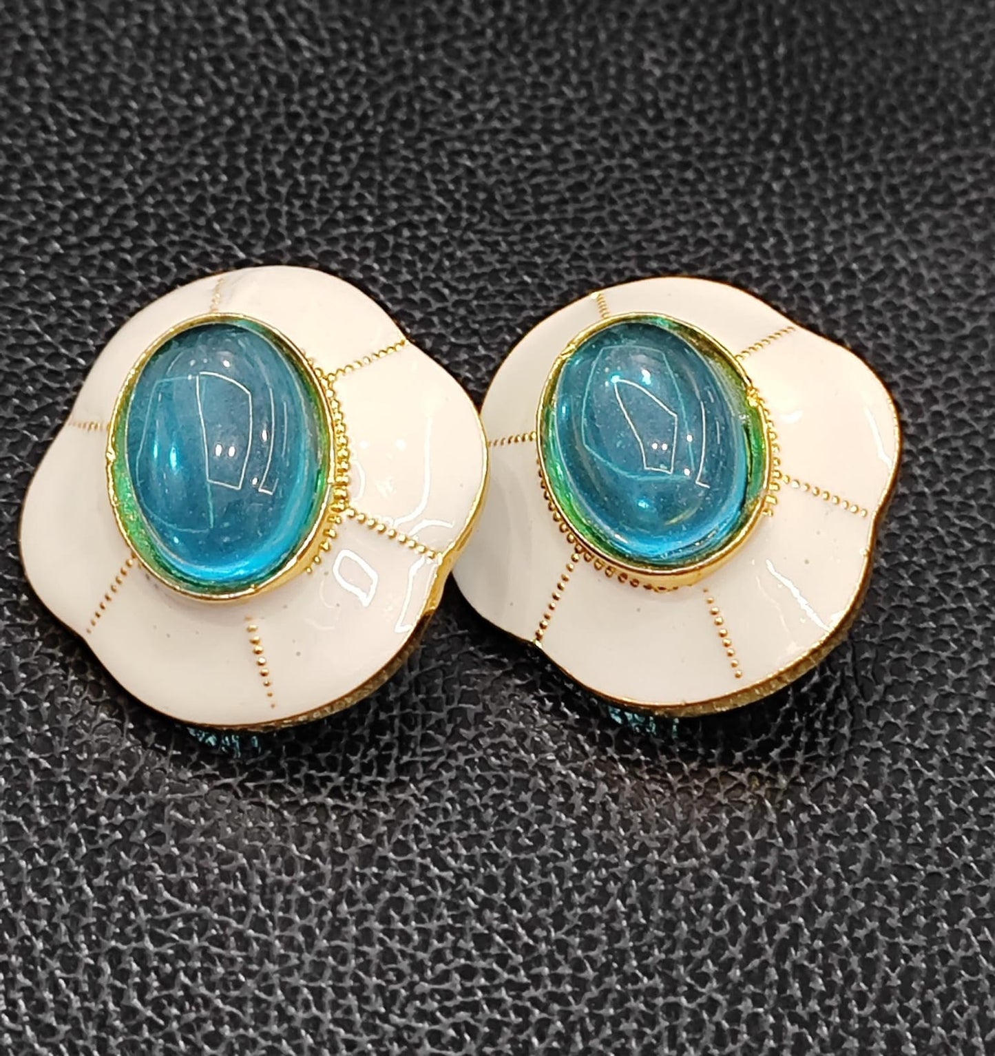 Enamelling With Centre Doublet Stud for woman