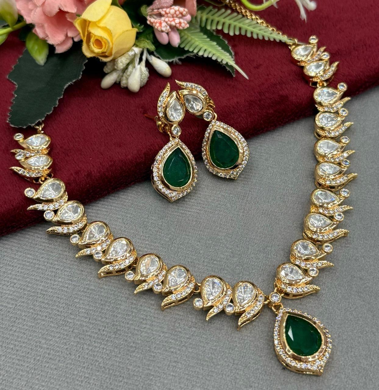Sleek Sunheri Kundan Green Necklace