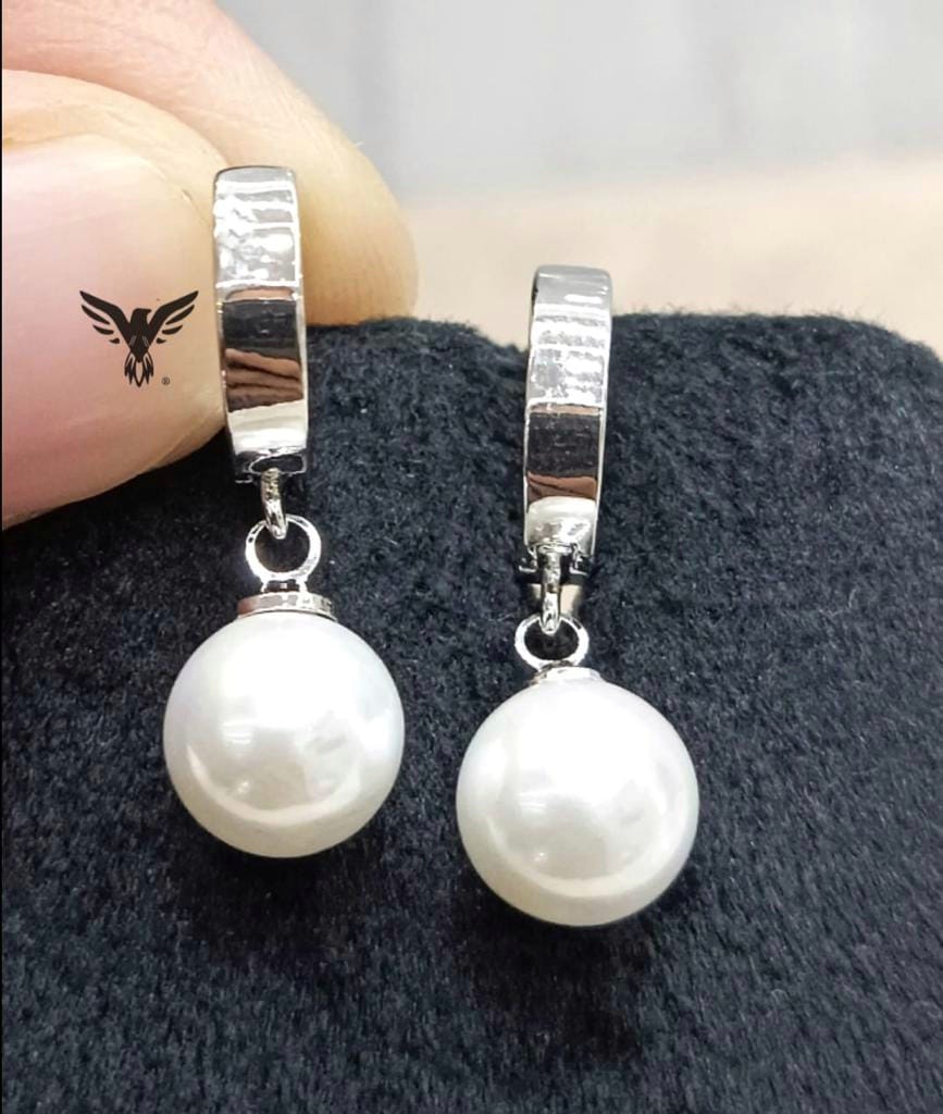 HOOP EARRING WITH ROUND CUT