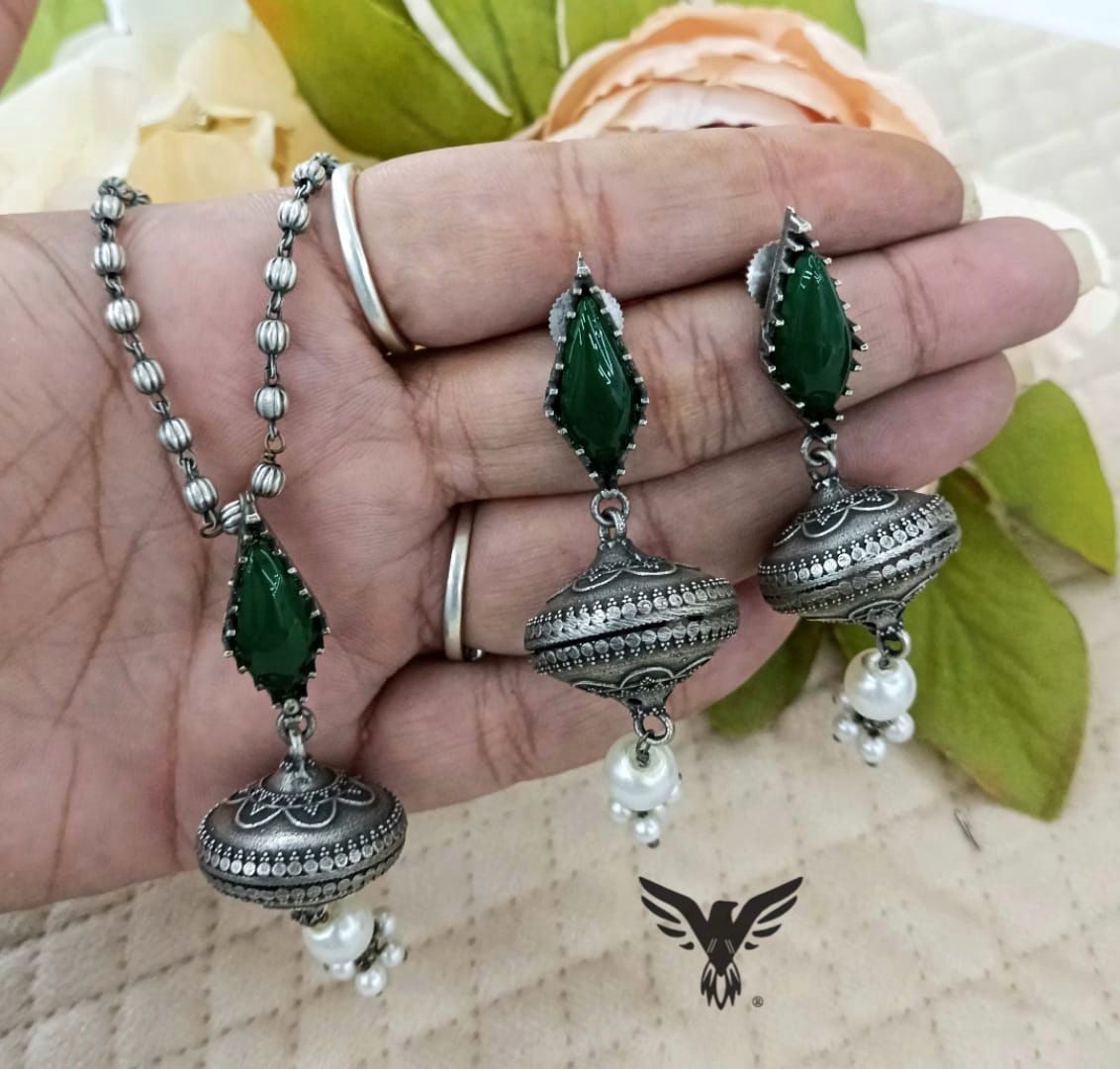 Shell silver look alike green jewellery