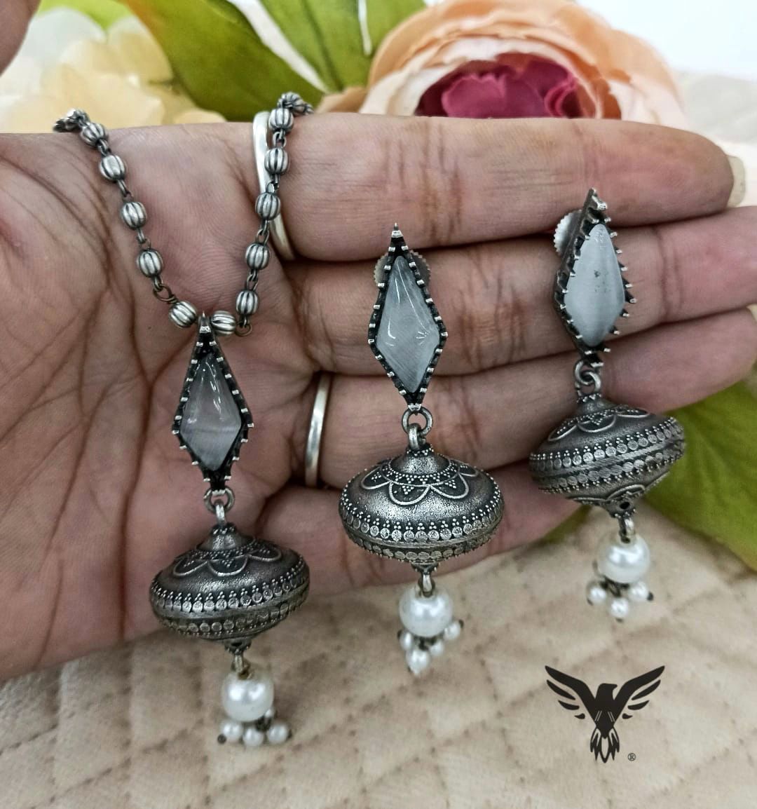 Shell silver look alike grey jewellery