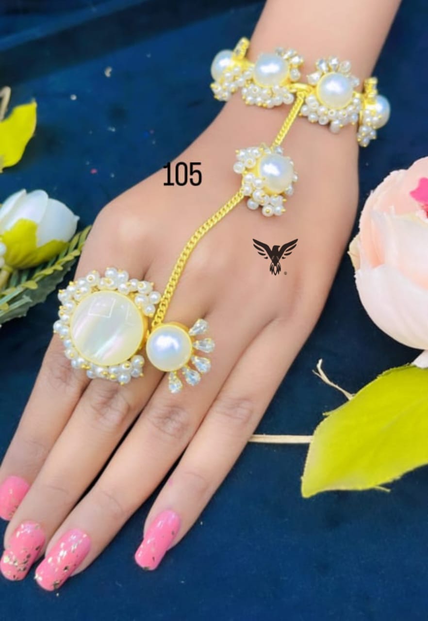 Hiral Duzy Hathphool In White For Women