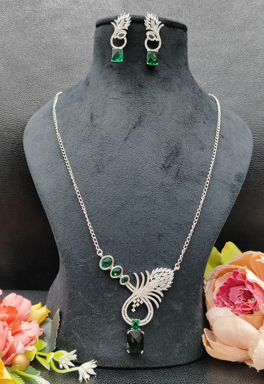 Methili Pendent Set In Emerald for women