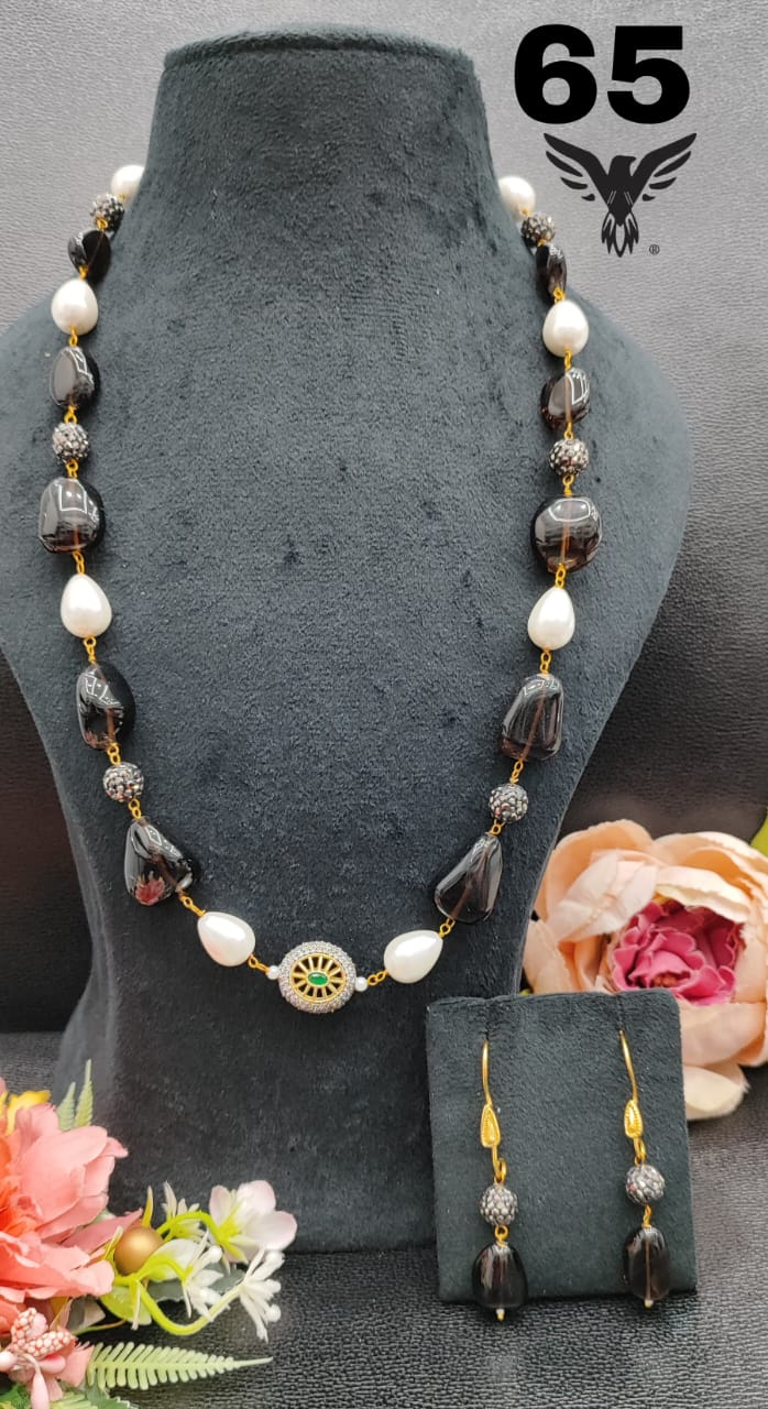 PEARLS WITH COLOURED STONES IN BLACK AND WHITE FOR WOMEN