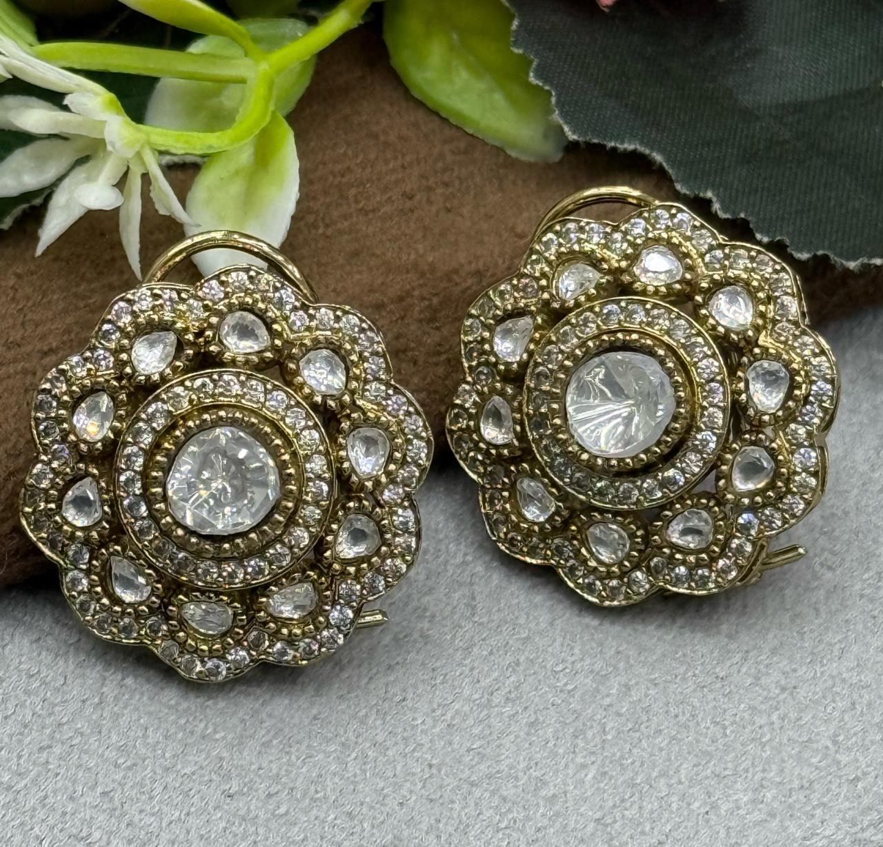 ELEGANT FLOWER SHAPE GOLDEN POLISH EARRING