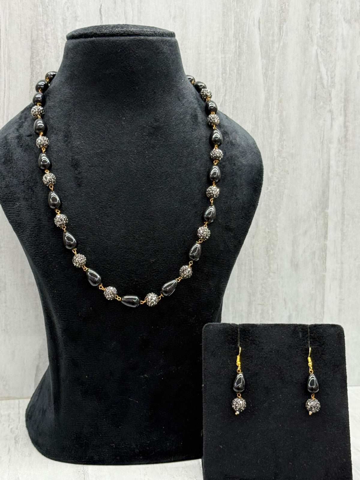 monalisa pearl with cz boll in black mala for woman