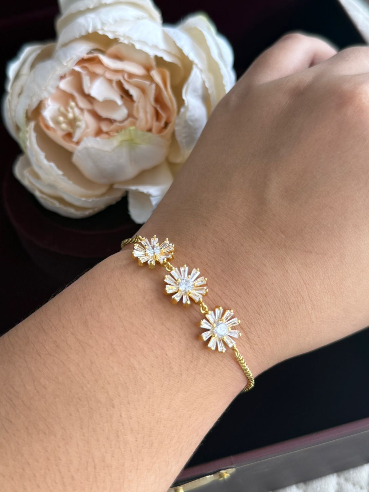 CLASSIC FLOWER SHAPE CZ STONE WITH GOLD POLISH BRACELET FOR WOMEN