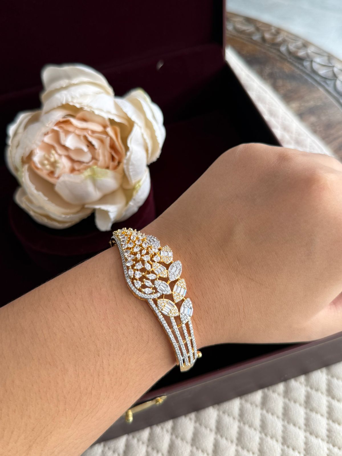 LEAFY GOLDEN POLISH WITH WHITE CZ STONE