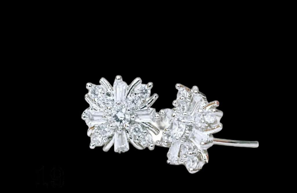 LOOK ALIKE FLOWER STUDS