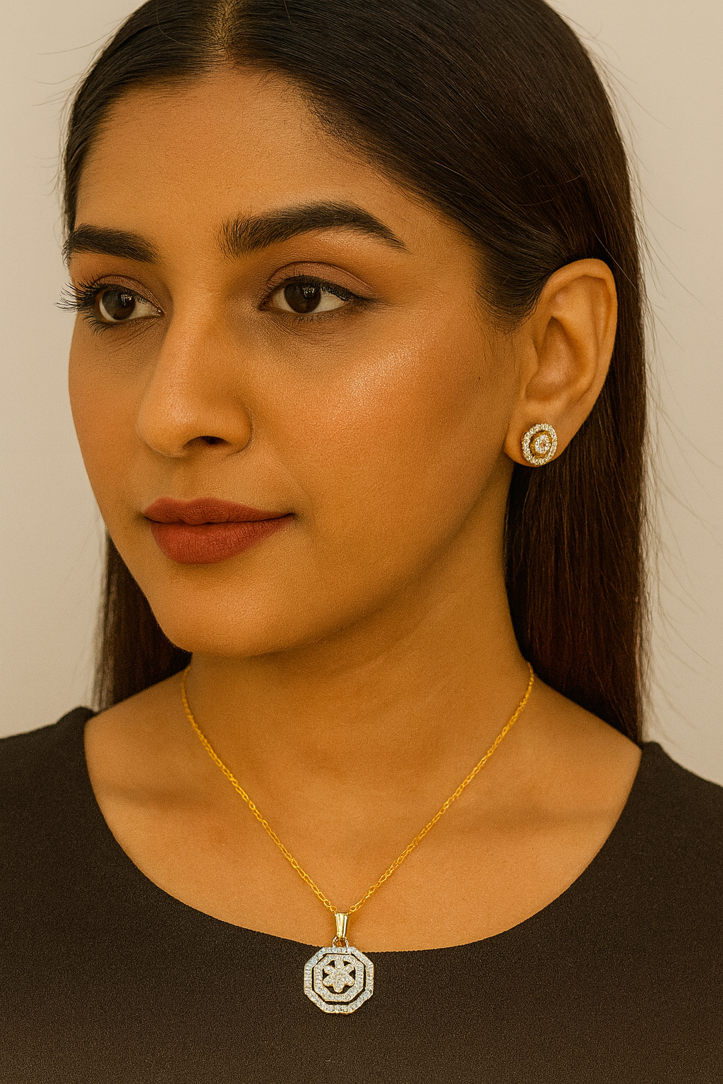 GOLD UNIQUE FLOWER SHAPE PENDANT SET FOR WOMEN