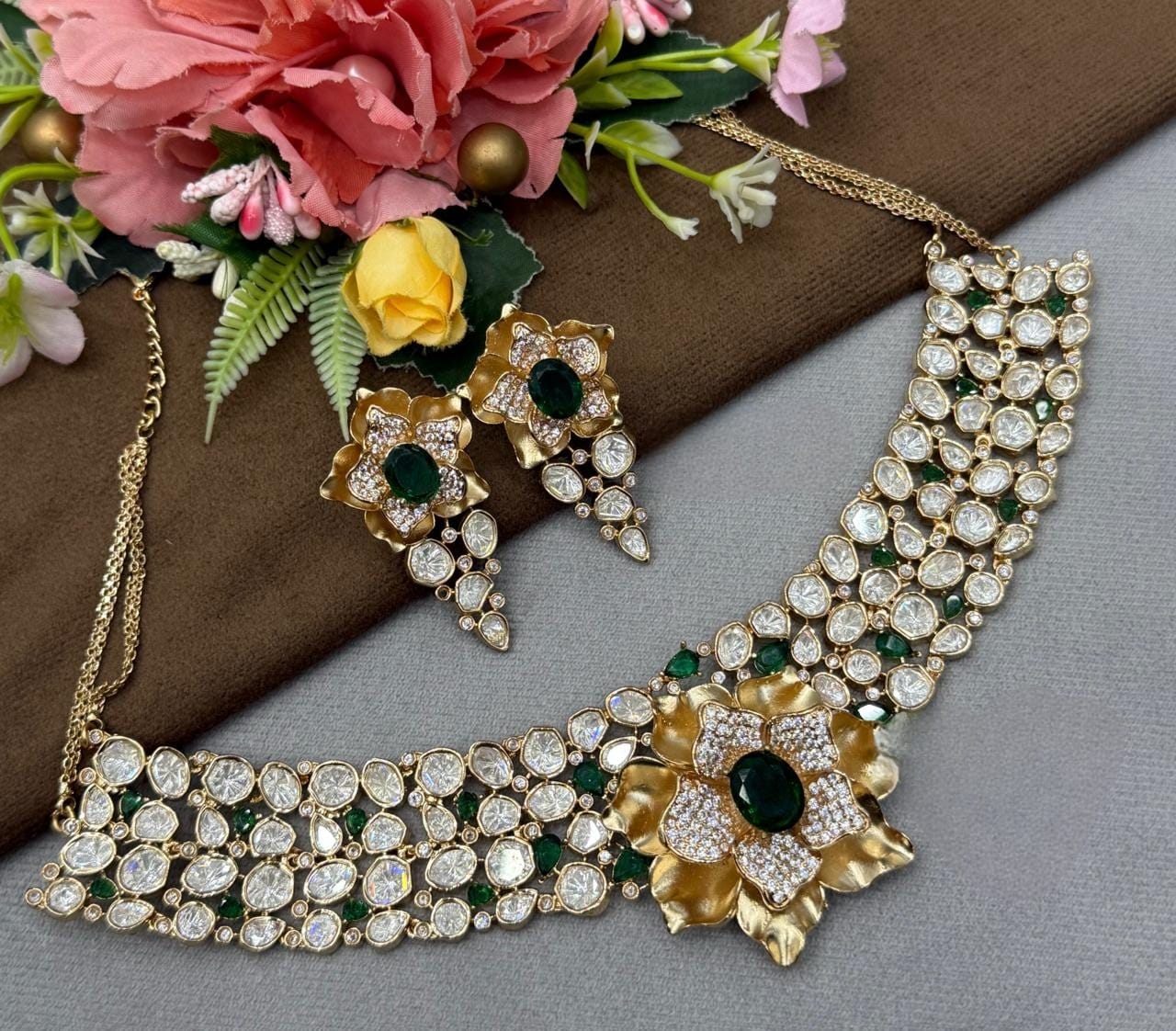 Elegant Sunheri Kundan Choker  for woman