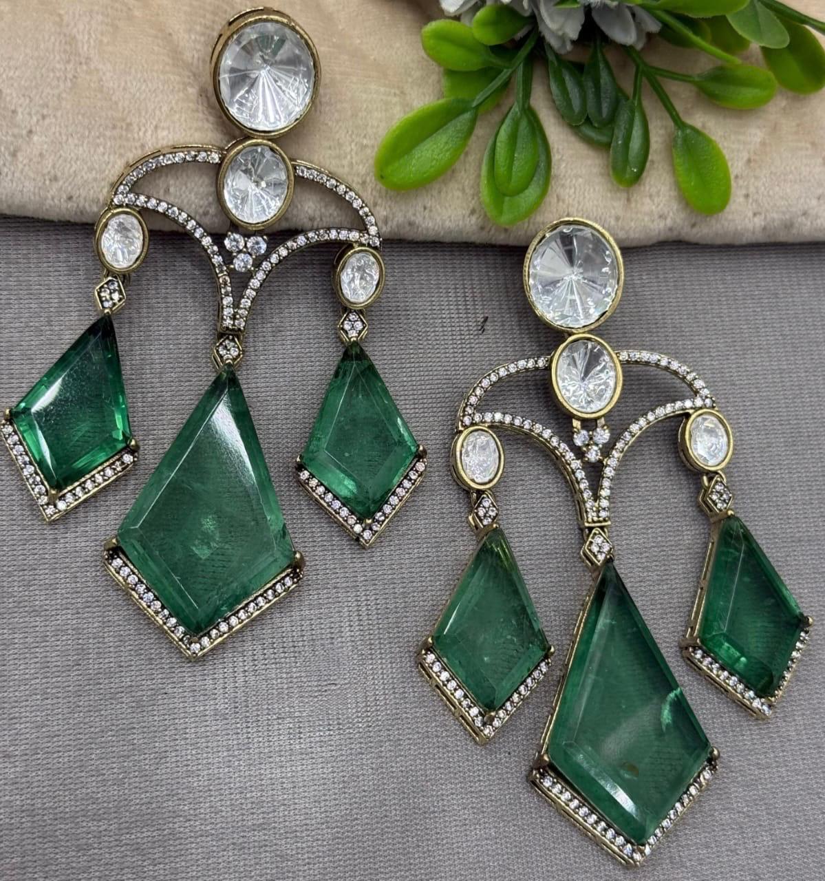 Long Earrings with Doublets In Mossanite in green for woman