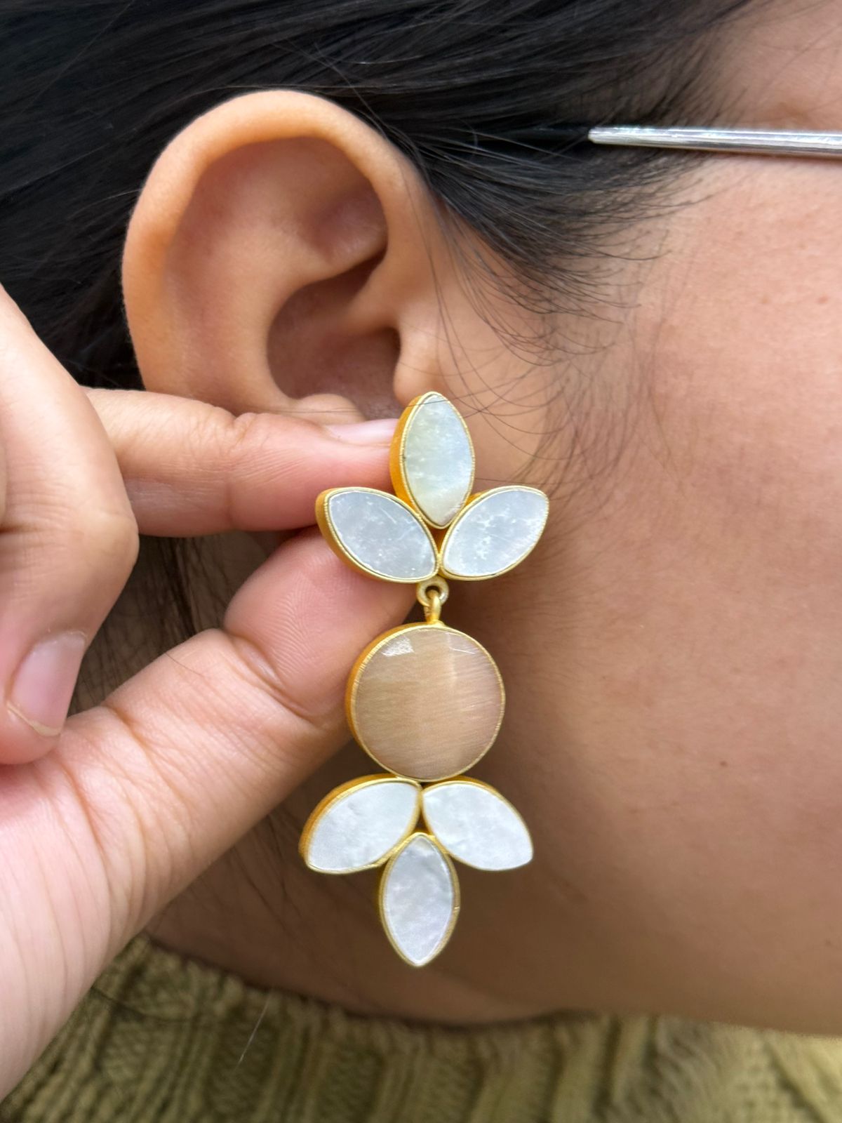 delicate shell pearl and mop stone gold plated handmade earing for woman