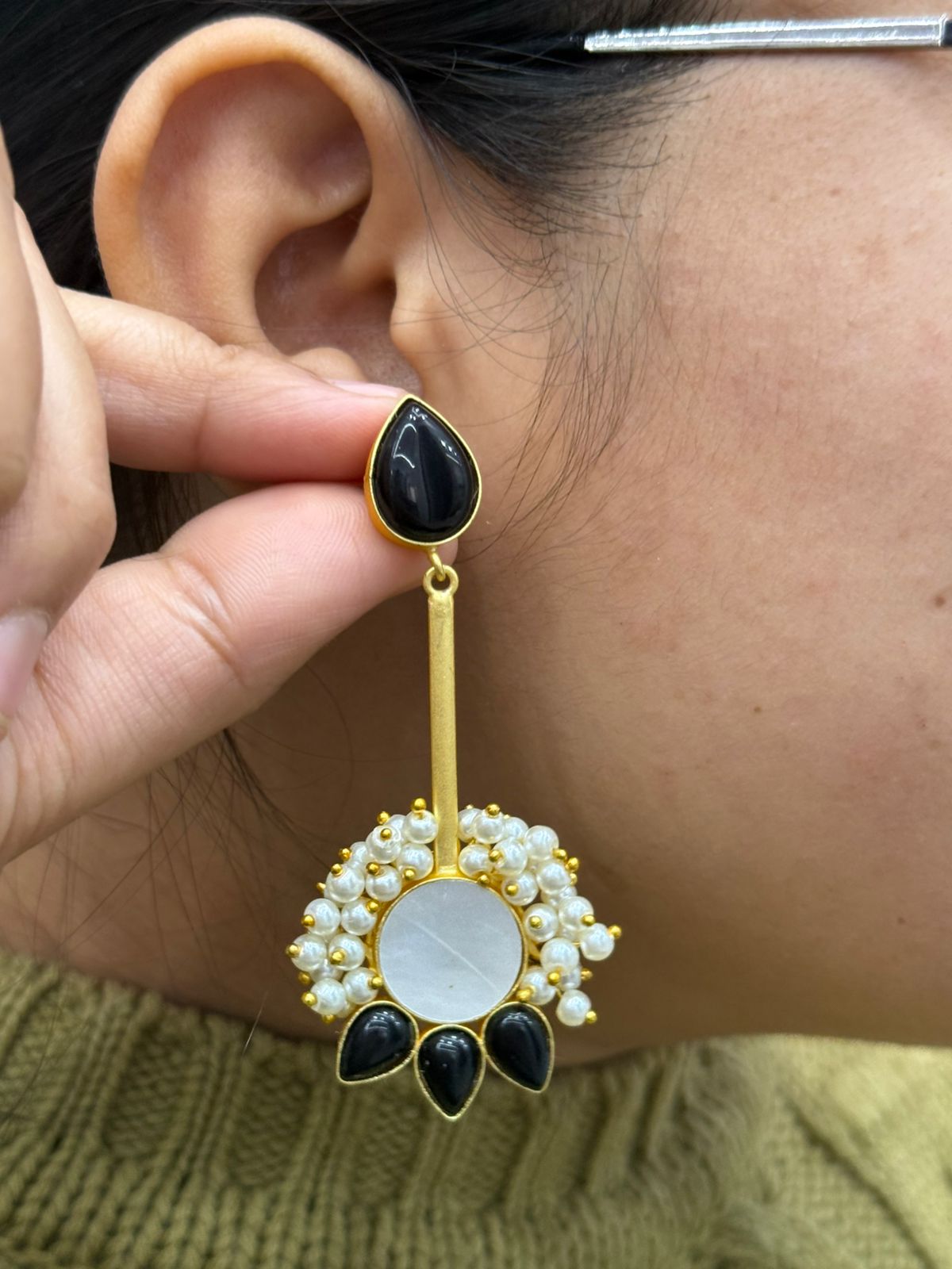 stone appeal handcrafted brass black earring for woman