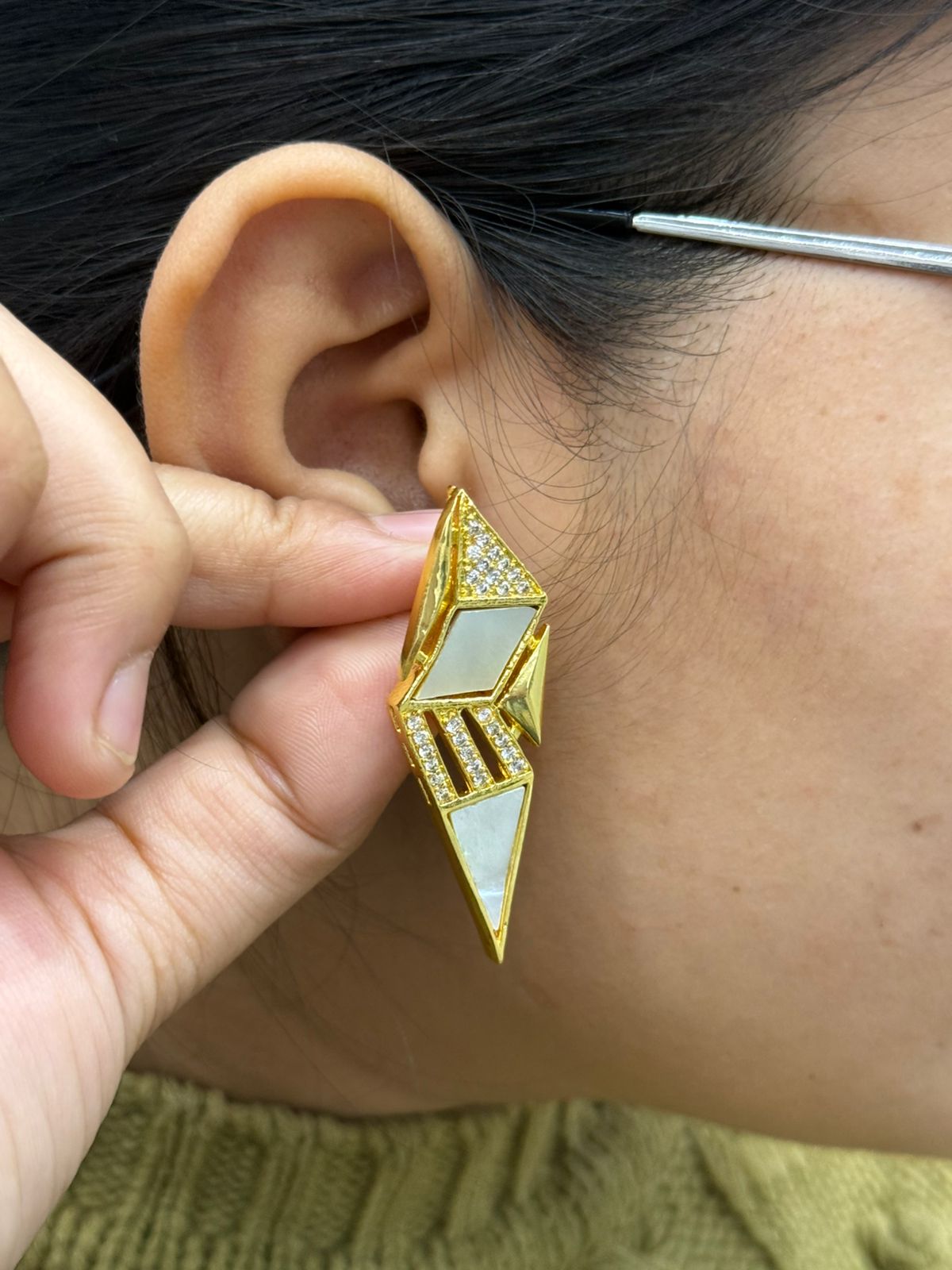MOP AND CZ GOLD PLATED EARRING FOR WOMAN