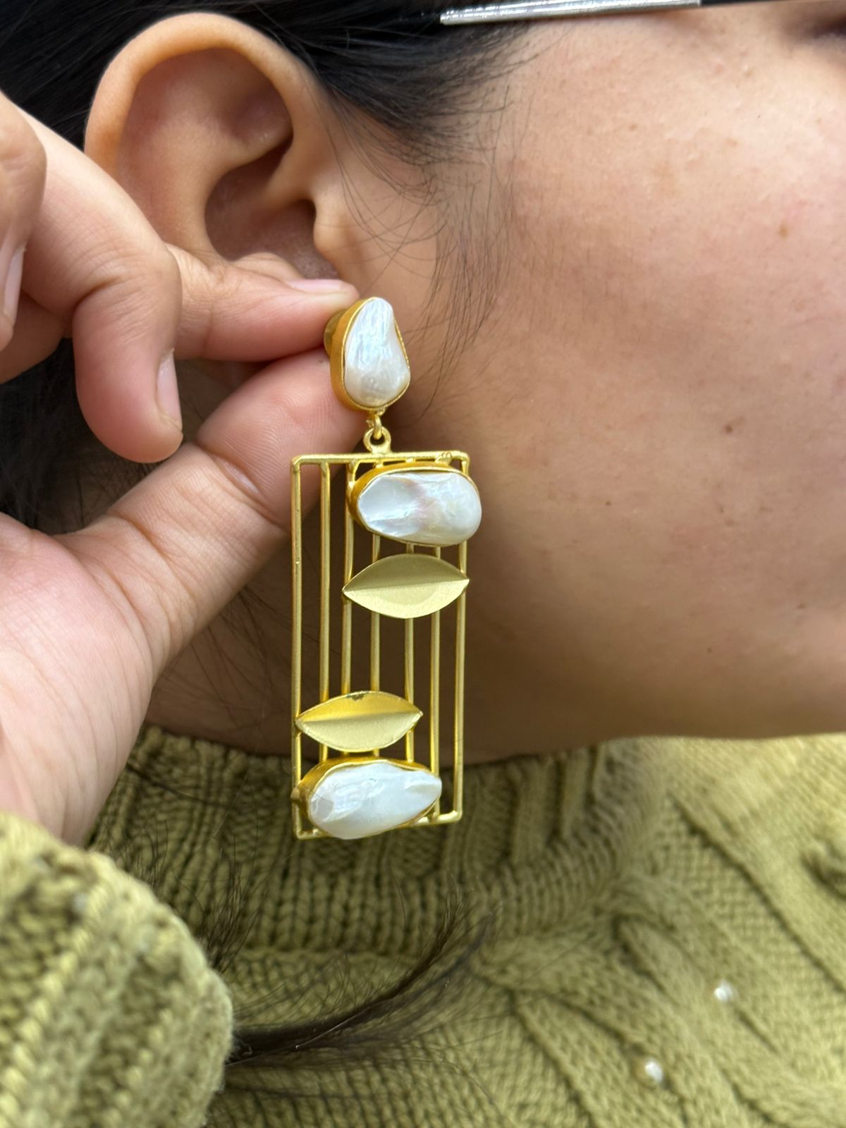 mother of pearl stone golden earring for woman