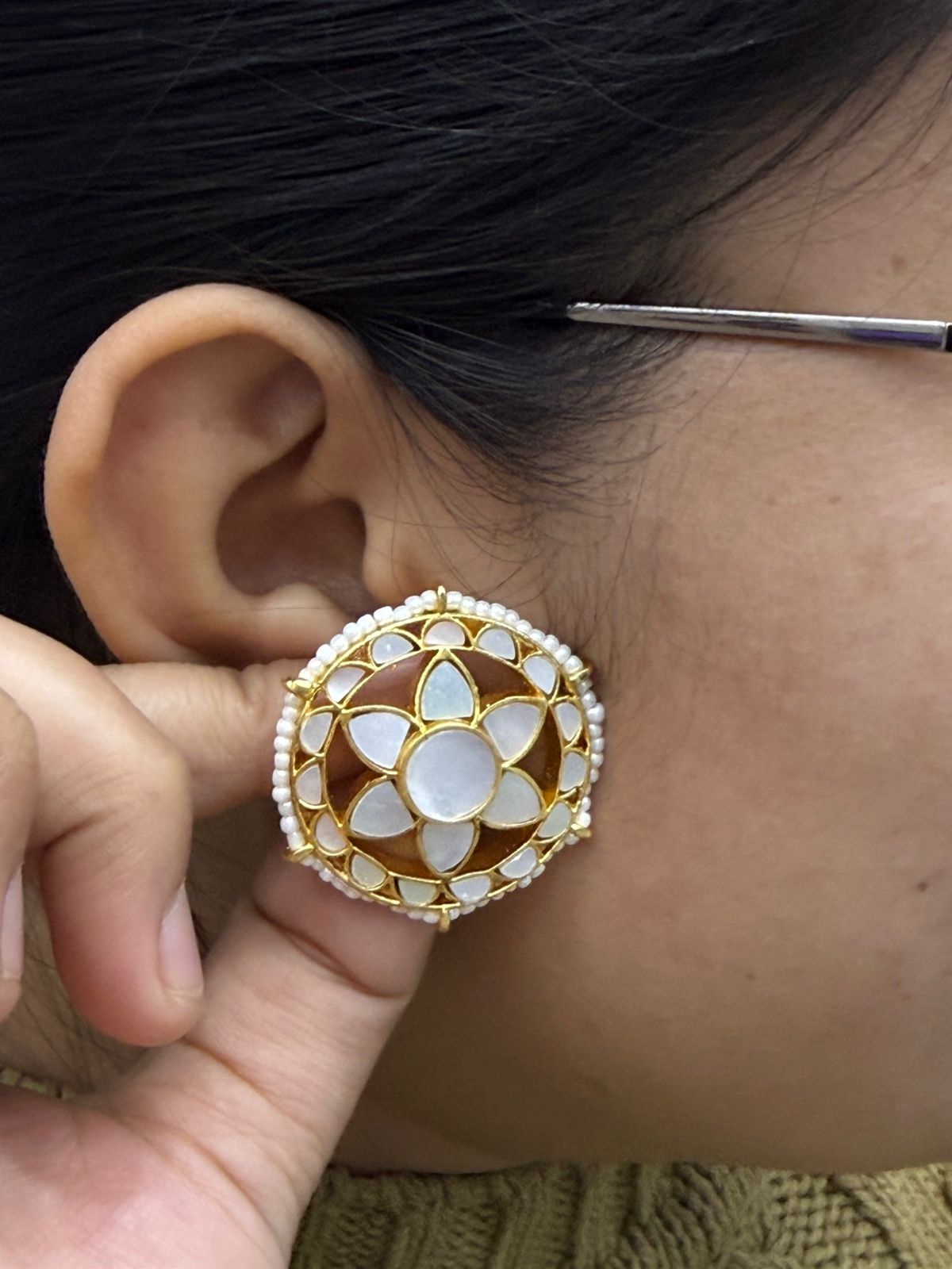 gold plated mother of pearl stud earring for woman