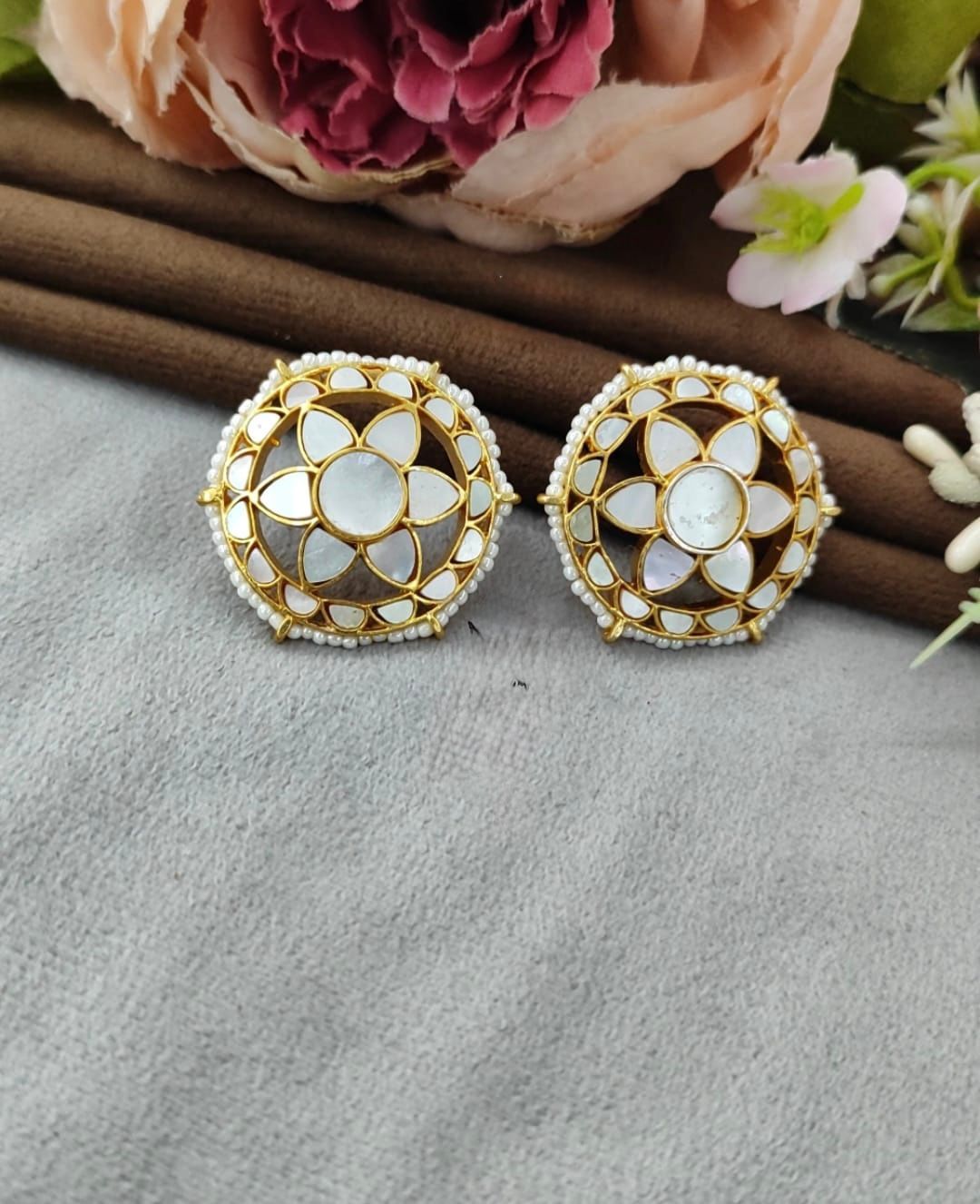 gold plated mother of pearl stud earring for woman