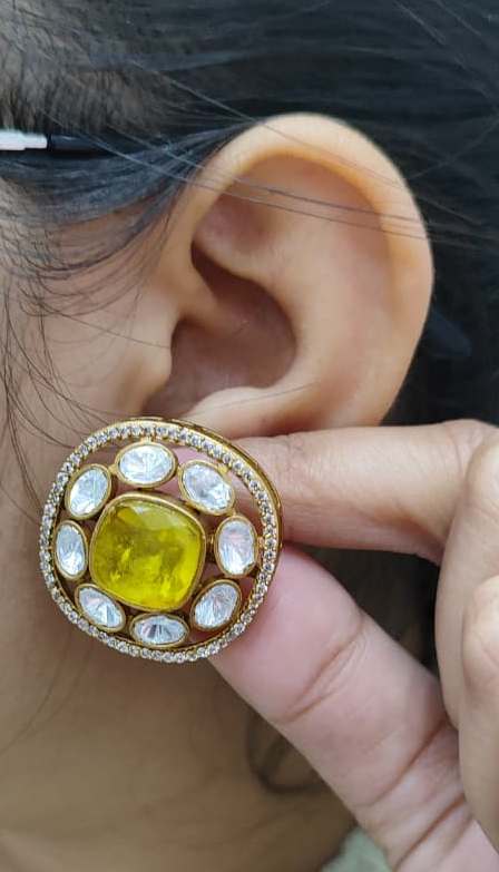 Centre Doublet Stone With Mossanite Stud in yellow for woman