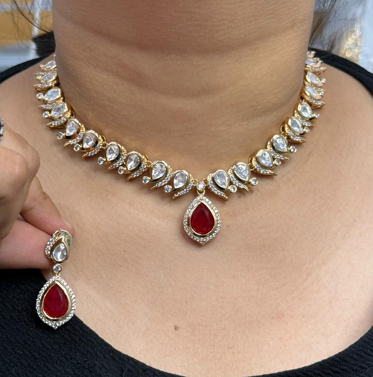 Sleek Sunheri Kundan Green Necklace
