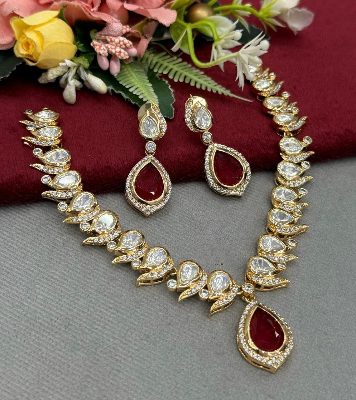 Sleek Sunheri Kundan Green Necklace