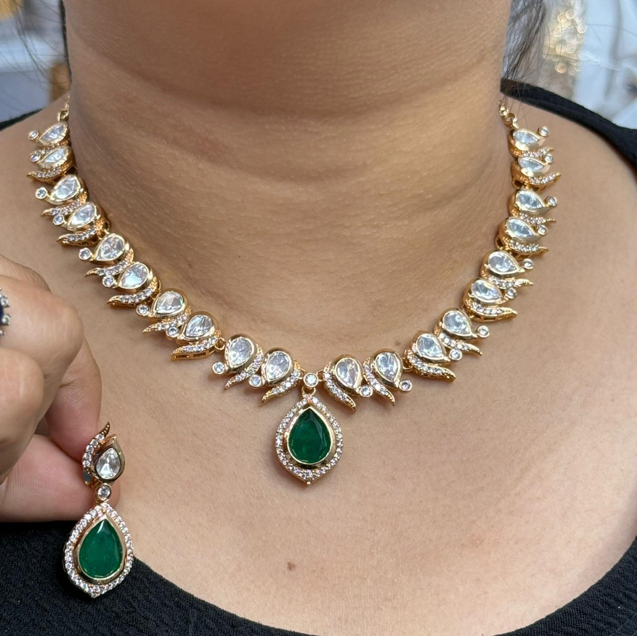 Sleek Sunheri Kundan Green Necklace