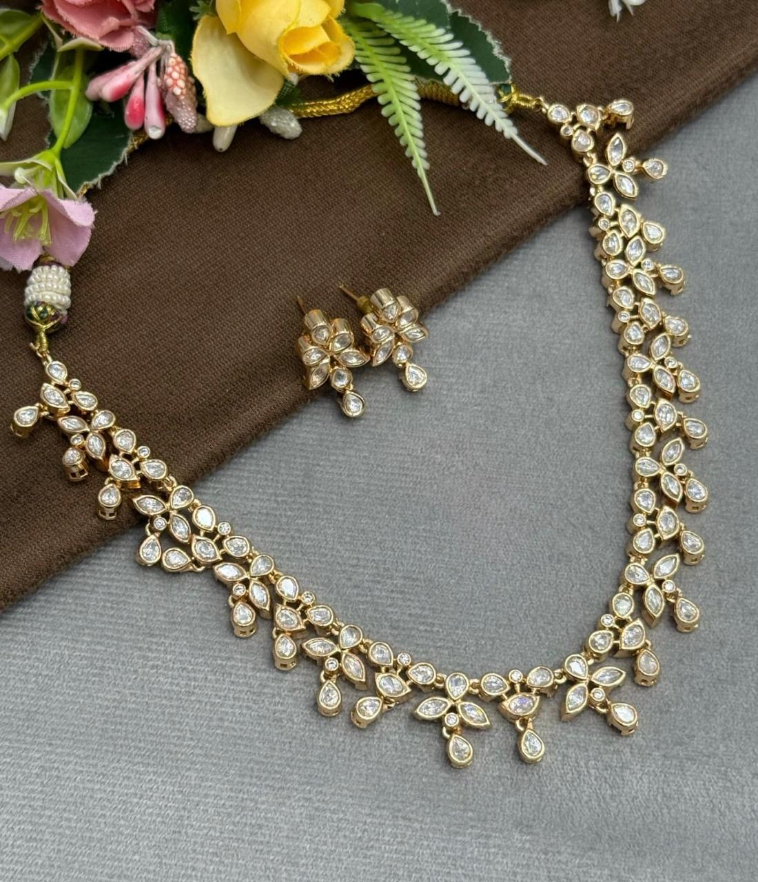 Gold Plated Sleek Kundan Necklace