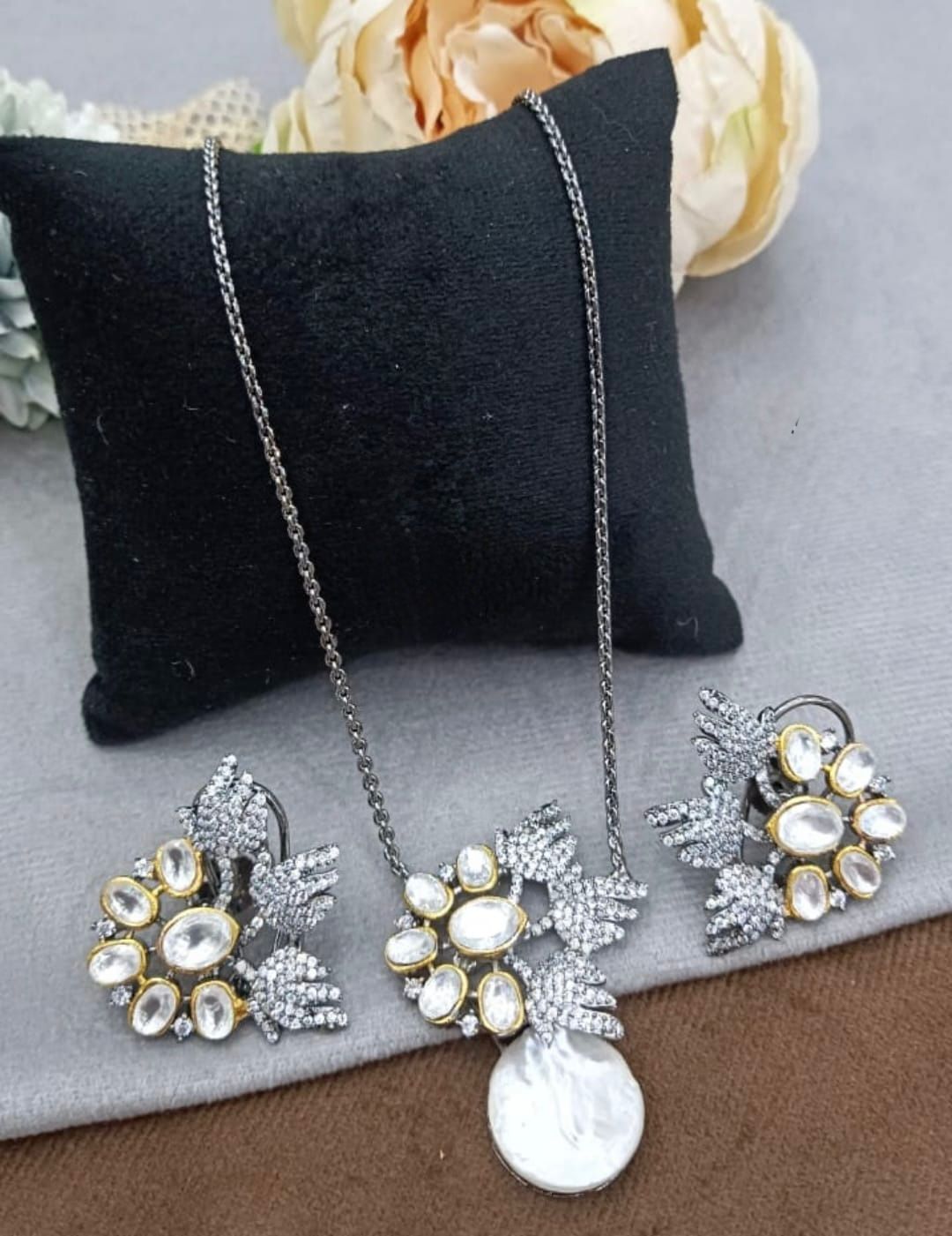 Baroque Pendant Set