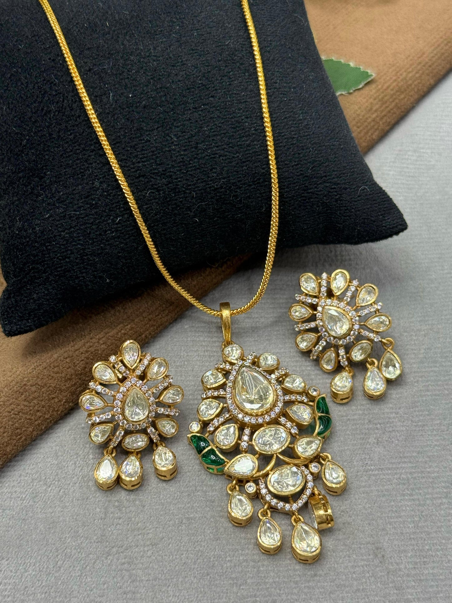Peeli Polki Pendent Set