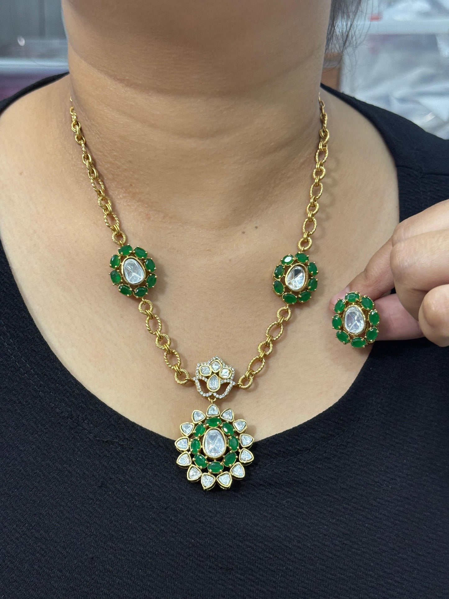 Alia Green Pendent Set
