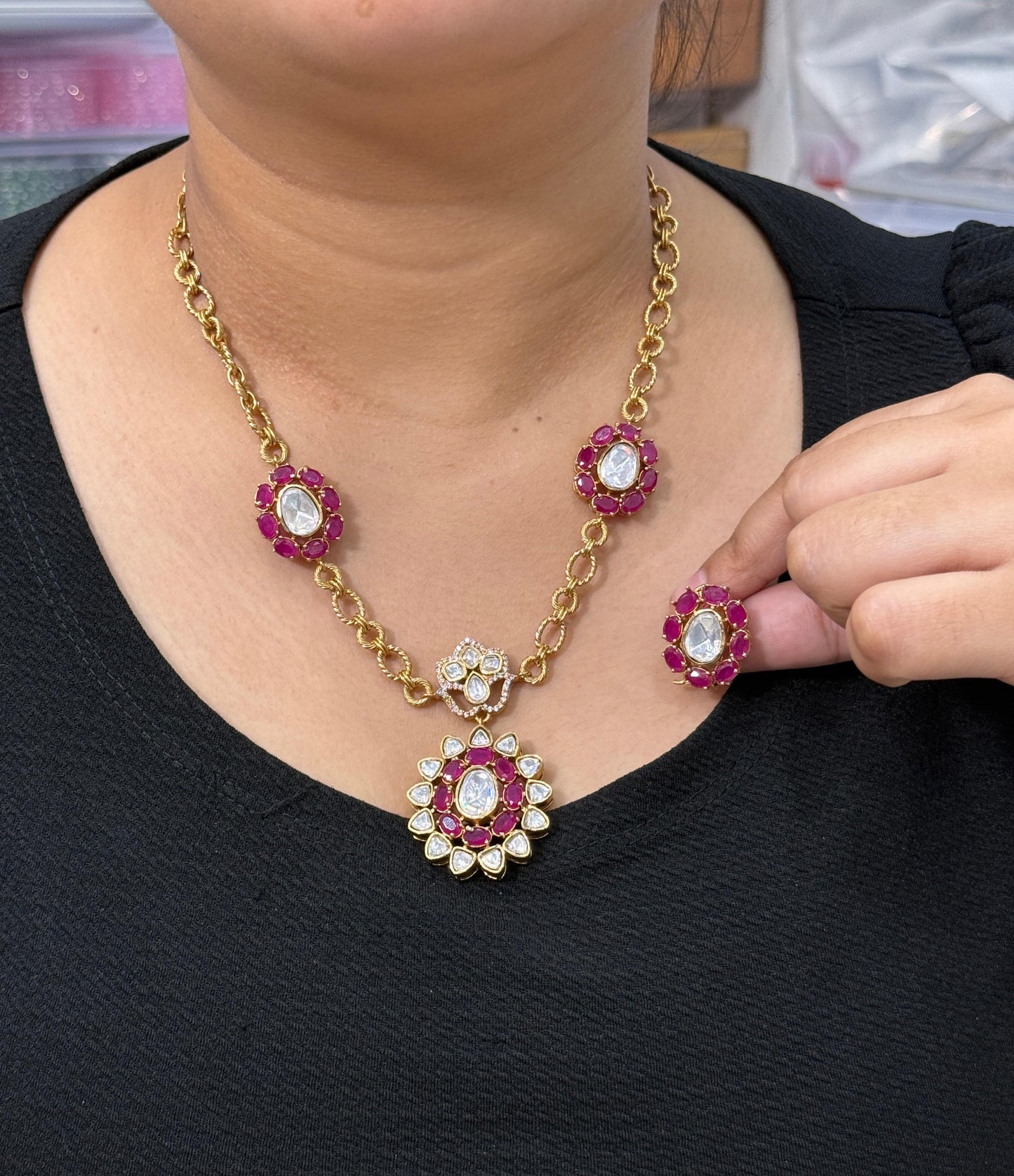 Alia Red Pendent Set