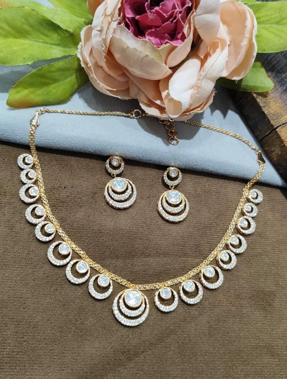 Sleek Gold Kundan Necklace