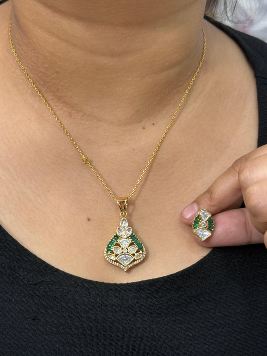 Sunheri Kundan Pendant Set in green