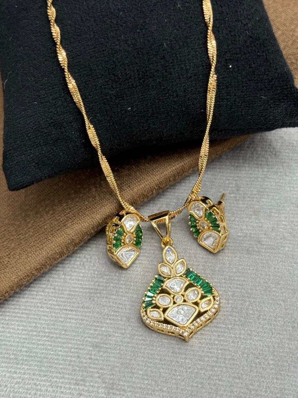 Sunheri Kundan Pendant Set in green