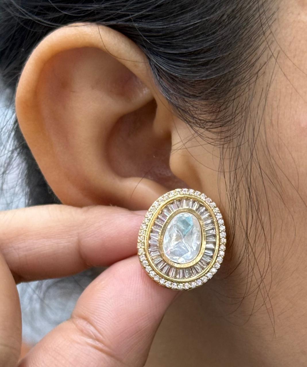 GOLD POLISH CLASSIC OVAL KUNDAN STUDS