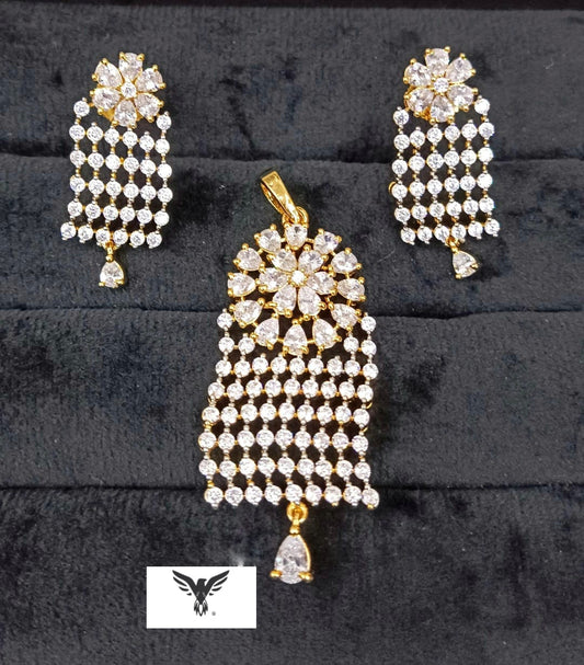 Vanshika jewels Sober Gold look alike pendent with chain.