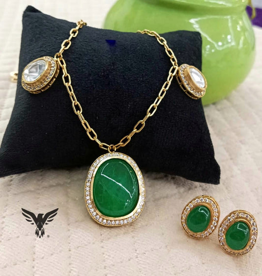 Zarina kundan pendent with chain in Green oynex stone.