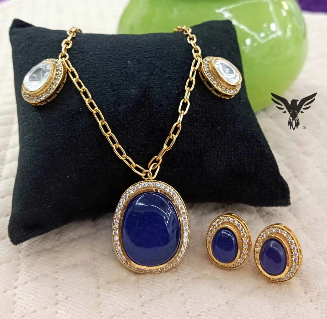 Zarina kundan pendent with chain in Blue oynex stone.