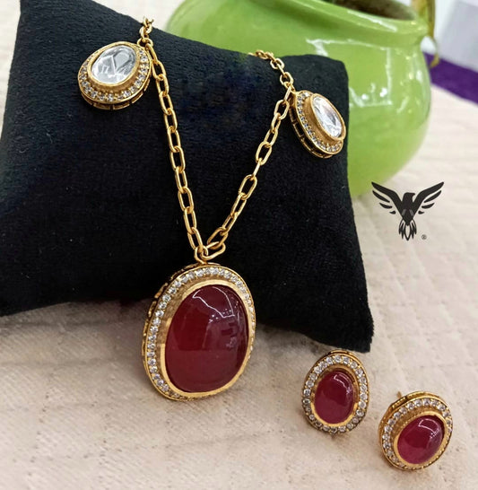 Zarina kundan pendent with chain in Red oynex stone.