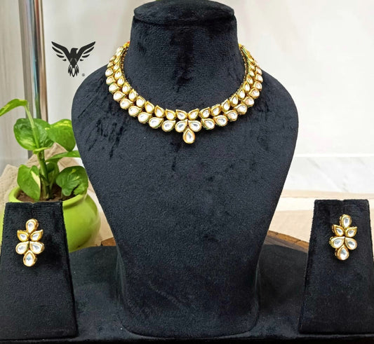 Sleek kundan necklace