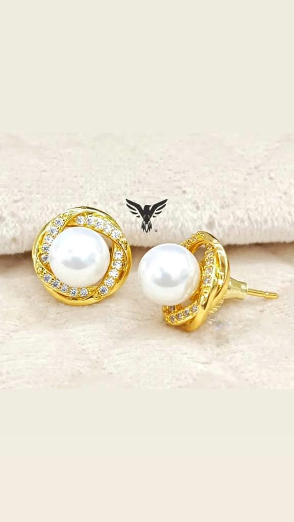 SMALL PEARL STUDS