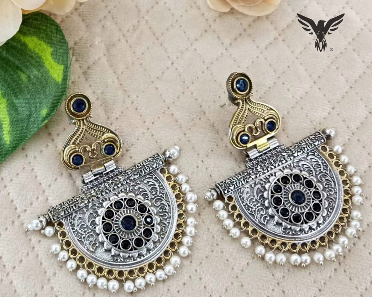 Paahi Silver Look Alike Kundan Earings In Black With Pearl Drops