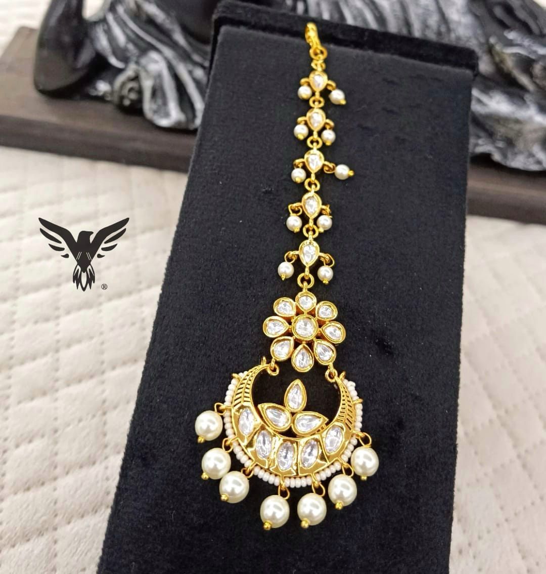 Chand Gold Polished Kundan Tika In Pearl Drops For Women