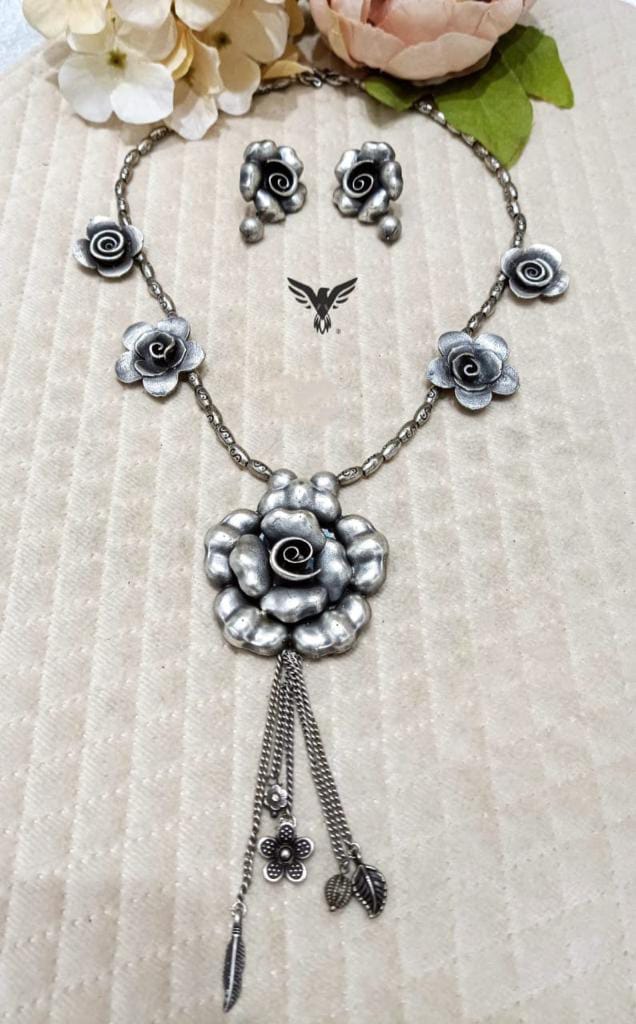 Rose long silver look alike necklace