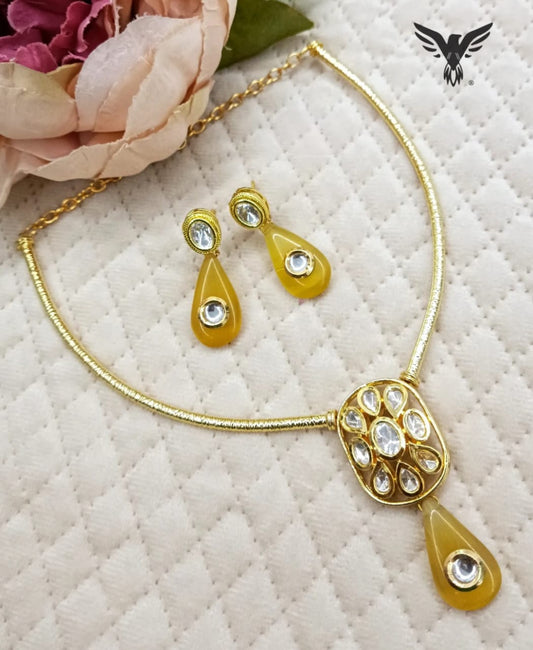 Kiara Oval kundan hasli in Yellow for woman