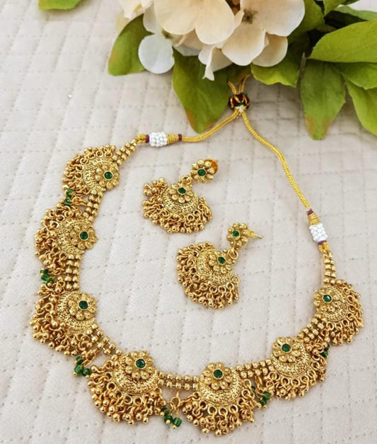 Taste of south necklace in green stones