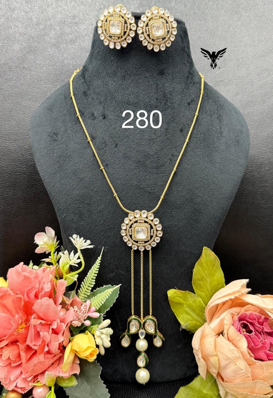 LONG CHAIN PENDENT SET WITH STRINGS AND MOTIVE FOR WOMEN