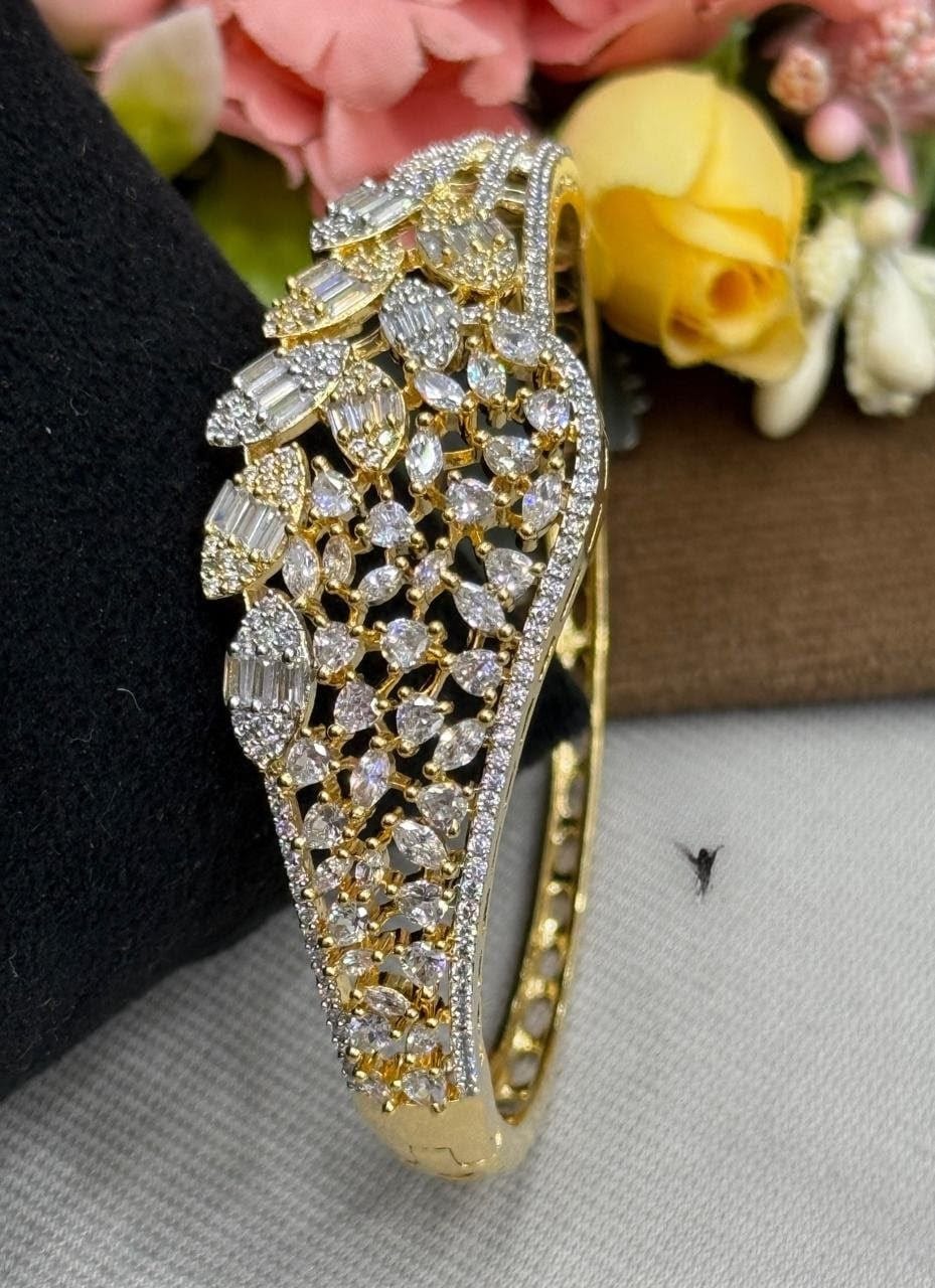 LEAFY GOLDEN POLISH WITH WHITE CZ STONE